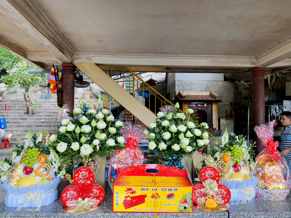 Hoa quả d&acirc;ng l&ecirc;n điện B&agrave;